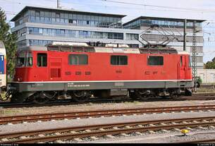 Blick auf Re 4/4 II 11144 (420 144-8) SBB als IC 489 (Linie 87) nach Zürich HB (CH), der seinen Startbahnhof Singen(Hohentwiel) auf Gleis 3 verlässt.