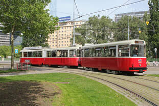 Wien Wiener Linien SL 2 (E2 4021 (SGP 1979) + c5 1421 (Bombardier-Rotax 1978)) I, Innere Stadt, Julius-Raab-Platz / Franz-Josefs-Kai am 11.