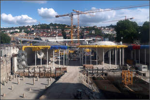 Eine Bahnsteighalle im Entstehen -    Rohbauarbeiten am neuen Stuttgarter Hauptbahnhof mit den später charakteristischen Kelchstützen.