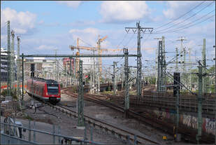 An der S-Bahnrampe -    Ein S-Bahnzug der Baureihe an der Rampe hinunter in den Tiefbahnhof des Stuttgarter Hauptbahnhofes.