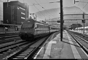 Nachschuss auf Re 460 038-3  Hauenstein  als IC 882 (IC 2) von Lugano (CH) nach Zürich HB (CH), der den Bahnhof Arth-Goldau (CH) auf Gleis 8 erreicht.