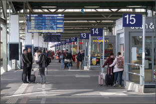 Zwei fehlen -    Ersatz-Kopfbahnsteig des Stuttgarter Hauptbahnhofes.