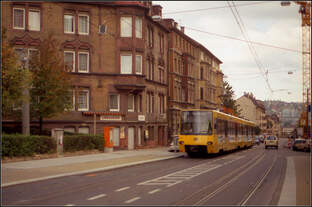 Als die Stuttgarter Stadtbahn noch jung war -    Eine weitere Aufnahme von der Hackstraße an der Haltestelle 'Bergfriedhof'.