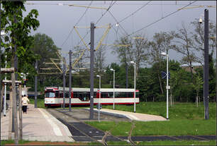 Mit der Straßenbahn nach Freiburg-Vauban -    Eine GT8N-Straßenbahn in der Wendeschleife der Endhaltestelle 'Innsbrucker Straße' in Vauban.