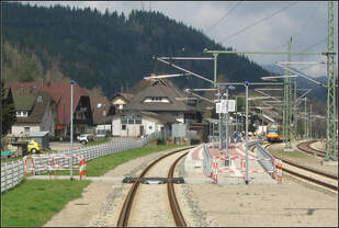 Mit der S41 das Murgtal hinab -    Einfahrt des AVG-Stadtbahnzuges in den Bahnhof Schönmünzach.