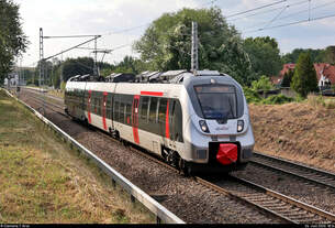 9442 113 (Bombardier Talent 2) der Abellio Rail Mitteldeutschland GmbH als RB 74787 (RB75) von Lutherstadt Eisleben nach Halle(Saale)Hbf fährt in Zscherben, Angersdorfer Straße, auf der