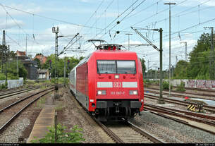 101 067-7 mit Schublok 101 059-4 als umgeleiteter und verspäteter IC 2393 (Linie 62) von Frankfurt(Main)Hbf nach Stuttgart Hbf durchfährt den Bahnhof Ludwigsburg auf Gleis 4.