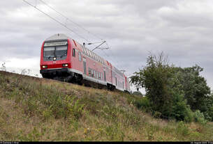 DABpbzfa 762.0 mit Schublok 143 168-3 hat den Bahnhof Halle Südstadt hinter sich gelassen und steuert auf den Abzweig Saalebrücke (Bft Südstadt Sa) zu.