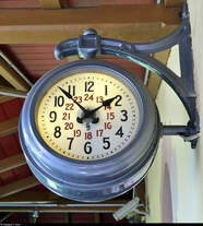 Diese historische Bahnhofsuhr kann in der Station Molkenkur der Heidelberger Bergbahn bestaunt werden.