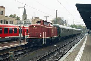 Die 2 Jahre später beim Brand im BW Nürnberg Hbf (am 17.10.2005) zerstörte 212 023 mit passender Wagengarnitur in Limburg (3.10.2003).