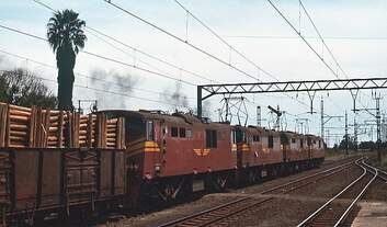 Elektrischer Betrieb in Südafrika im November 1976: Nachschuss auf eine Dreifachtraktion mit einer weiteren abgebügelten 6E1 im Bahnhof Witbank (seit 2006 eMahlaleni), vorne die E1563