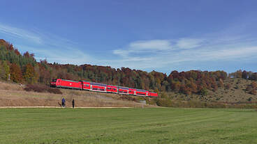 Am 31.10.2021 waren 146 203 und eine weitere Schwesterlok am RE5 zwischen Ulm und Stuttgart anzutreffen.