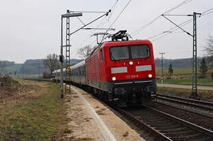 WEE 112 189-6 erreicht den Bahnhof Wörnitzstein mit dem RB89-Ersatzzug von Donauwörth nach Aalen.