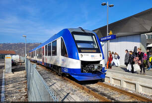 1648 338-9 (VT 338 | Alstom Coradia LINT 41) erreicht das Ende seiner kurzen Zubringer-Fahrt vom  Hauptbahnhof  ins Zentrum Eichstätts.