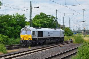 Zu dieser Class 66 im ECR-Outfit, die am 13.06.2024 in Neuss rangiert, habe ich folgende Daten in der Triebfahrzeugdatenbank gefunden: geliefert von GMD-EM 20068864-020/2008 an Euro Cargo Rail SAS,