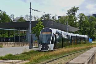 Die Tram 127 hat gerade die Haltestelle Roud Bréck Pafendall in Richtung Licee Bouneweg verlassen.