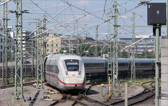 ICE 2407 nach München in Stuttgart -     Über enge Bögen und Doppelkreuzweichen führt die Einfahrt den ICE 4 auf das Gleis 15.