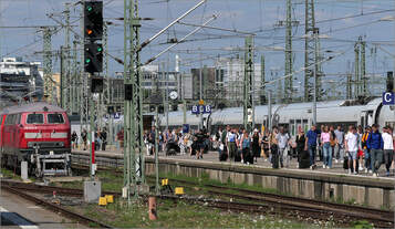 Ein Zug entlässt seine Fahrgäste -     Nach der Ankunft des ICE 975 Mannheim - Stuttgart im Stuttgarter Hbf.