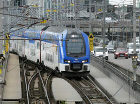 Dieser Vorortszug hat den Bahnhof Stockholm C.