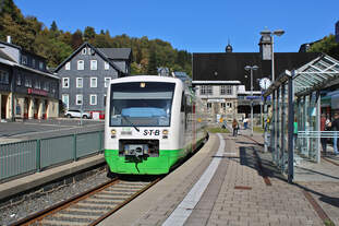 STB 650 528-2 steht im Bahnhof Lauscha(Thür) zur Fahrt von Neuhaus am Rennweg nach Sonneberg(Thür)Hbf.