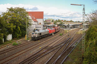 RHC DE 671 rollt mit der kalten 193 038 und dem EZ 51455 durch Bad Kreuznach.