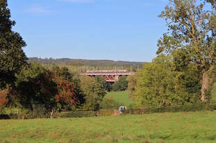 Zwei SNCB AM 66 überqueren die Hammerbrücke bei Hergenrath.