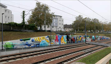 Schönes Graffiti -     Die eigentlich triste Betonwand zwischen der S-Bahntrasse und der Neubaustrecke der U5 und die Unterführung in Leinfelden wurde ganz offiziell mit Graffiti-Kunst