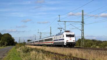 DB FV 101 057-8  Bahn für Europa  mit IC 2311  Nordfriesland  Westerland (Sylt) - / IC 2313 Dagebüll - Köln Hbf, ab Niebüll vereint (Diepholz, 06.10.2024).)