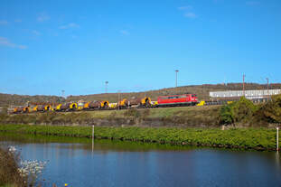 SRG 151 022 kommt am 03.11.2024 mit gleich fünf Torpedopfannenwagen als DGS 91309 mit einer Verfrühung von 43 Minuten am Saarufer bei Völklingen daher gefahren.