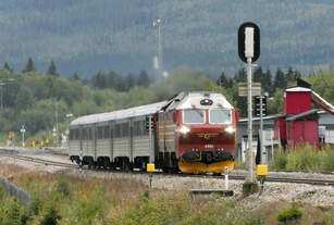 Lok Di 4 655 fährt mit dem R471 von Trondheim nach Bodö aus dem Bahnhof Bjerka.