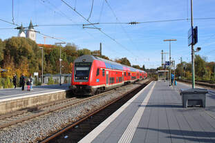 Ein RE50 erreicht Freising zur Fahrt in Richtung München Hbf.