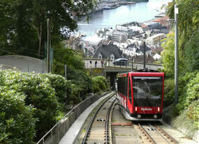 Hier kreuzen sich die beiden Wagen der Floibanen, im Hintergrund die Brücke, von welcher man einen guten Blick auf die Standseilbahn hat.