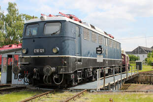 E10 121 und Ka 4862 auf der Drehscheibe des DB Museum Koblenz (20.