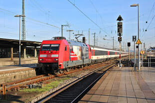 DB 101 115-4  Bahnbonus  erreicht mit dem EC7 (Hamburg-Altona - Interlaken Ost) den Karlsruher Hbf.