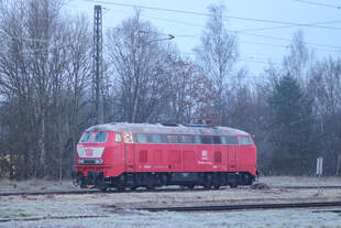 Am klirrend kalten Wintermorgen des 14.12.2024 stand 218 402-6 „Pidder Lüng“ in Neunkirchen (Saar) Hbf abgestellt 