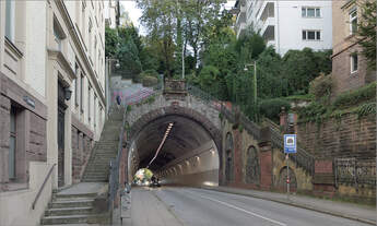 Fast 70 Jahre fuhr hier auch die Straßenbahn durch -    1896 wurde in Stuttgart der Schwabtunnel eröffnet um hier auch einer vorgesehen Straßenbahnlinie die Querung des Höhenzuges