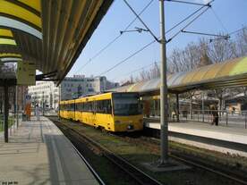 Tonnendächer -    Stadtbahn-Haltestelle  Feuerbach Bahnhof , Architekten: Behnisch und Partner.