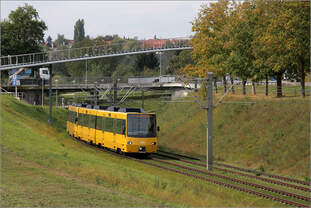 Grüner Einschnitt -    Ein Zug der Linie U7 auf dem Weg nach Ostfildern-Nellingen in der Einschnittstrecke zwischen den Stationen Zinsholz und Parksiedlung.