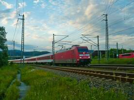 101 052-9 zieht hier abends den AZ 13307 von Berlin nach Triest durch Saalfeld.