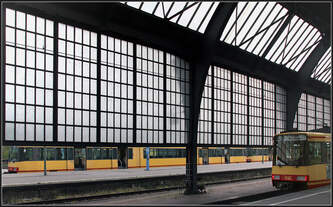 Innen und Außen -    Eine große seitliche Glaswand trennt am Hauptbahnhof Karlsruhe die Gleise innerhalb der Halle von weiteren Gleisen außerhalb ab.