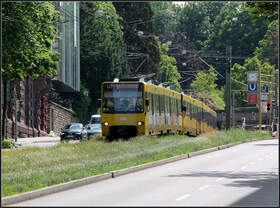 Aber es geht auch ohne Autos -     Ein Stadtbahnzug der Linie U7 verlässt die Haltestelle Bopser.