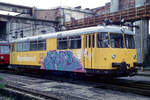 Im verfallenen Lokschuppen des ehemaligen Bw. Heidelberg steht am 23.10.1992 mit 'Verzierung' der 740 005.