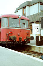 Ein Uerdinger Schienenbuszug (DB) nach Entringen wartet auf Gleis 13 des Tbinger Hauptbahnhofs (24.08.1983)