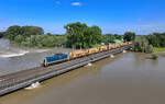 295 078 mit einem Schotterzug am 04.06.2024 bei Plattling.