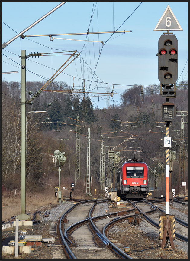 . EC 1113 - 

Auf dem Weg von Frankfurt am Main nach Klagenfurt hat dieser Eurocity die Schwäbische Alb erklommen. 

Amstetten (Württemberg), 03.01.2012 (J)