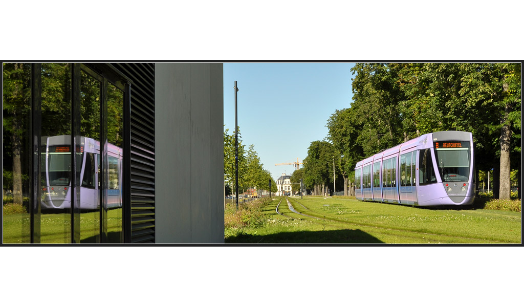 . Gespiegelt - Tram 103 hat die Haltestelle  Gare Centrale  in Reims verlassen und setzt ihre Fahrt in Richtung Norden fort. 23.07.2012 (Jonas)