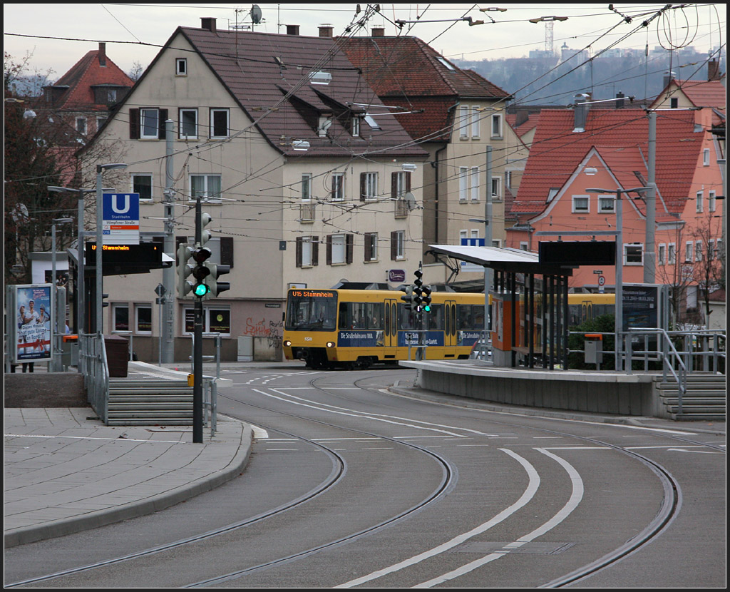 . Hochbahnsteige auf dem Gehweg - 

Die Haltestelle Wimpfener Straße hat Seitenbahnsteige, die quasi auf die Gehwege gestellt wurden. Unverständlich ist die Anbringung der Zugzielanzeigen auf der oberen Seite der Bahnsteige. Hier werden sie meist vom Dach verdeckt, hätte man sie auf der anderen Seite angebracht, wären sie vom ganzen Bahnsteig sichtbar. 

11.12.2011 (M)