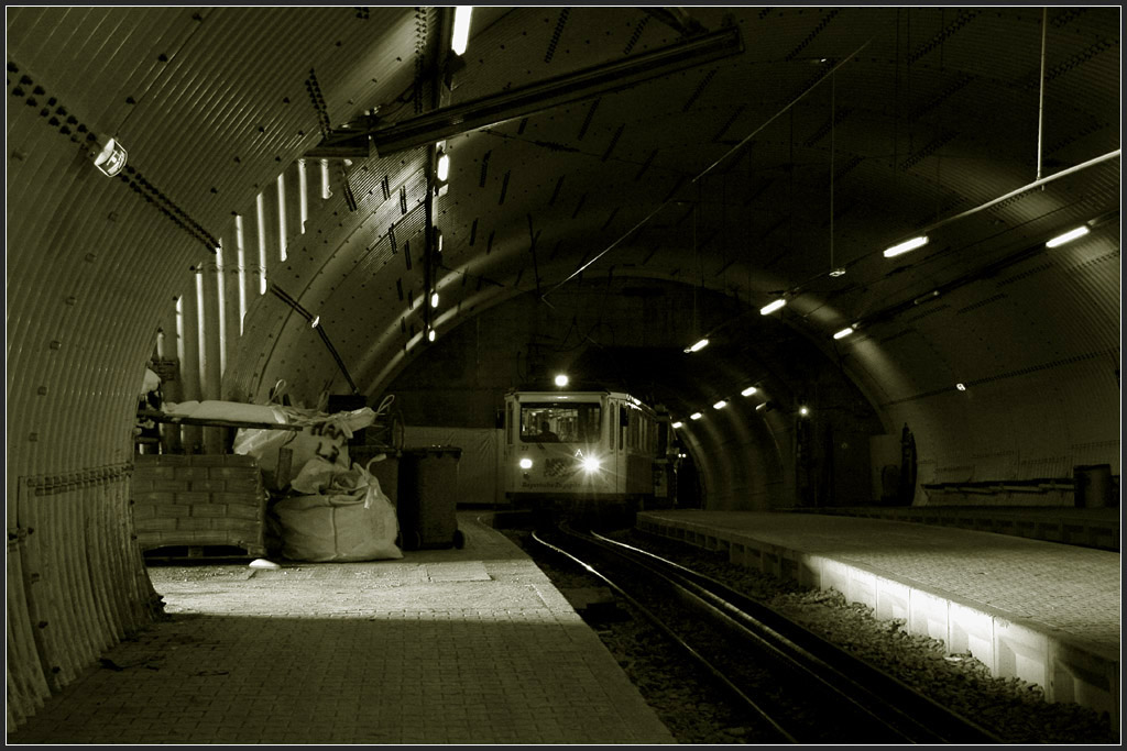 . Keine Schnheit - Deutschland hchstgelegener Bahnhaltepunkt  Zugspitzplatt  auf 2588 Meter Hhe. Die Station wurde 1987 erffnet. September 2011 (Matthias)