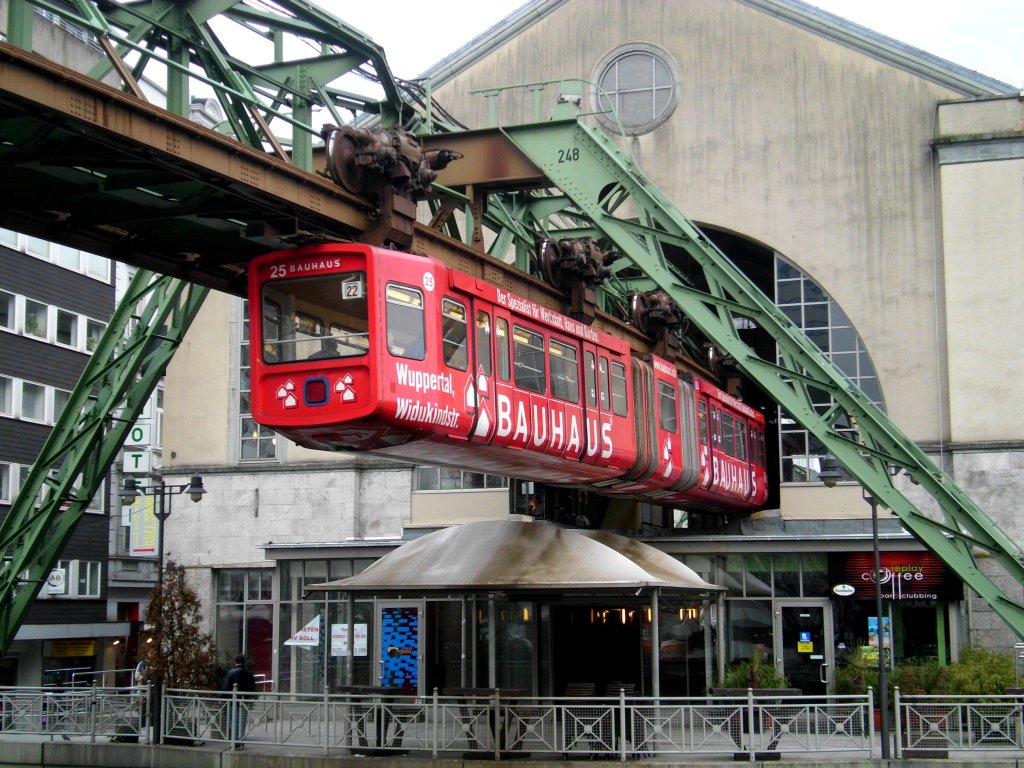  Wuppertaler Schwebebahn in Richtung Oberbarmen Bahnhof am Haltepunkt Hauptbahnhof/Dpersberg.(28.2.2013) 