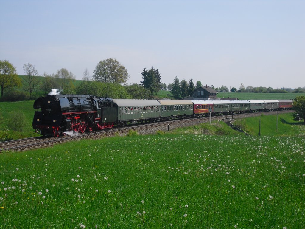 01 0509-8 mit dem VSE Sonderzug und dem Sonderzug aus Berlin, auf dem Weg nach Neuenmarkt Wirsberg. Hier in Limbach/V. am 22.05.10.